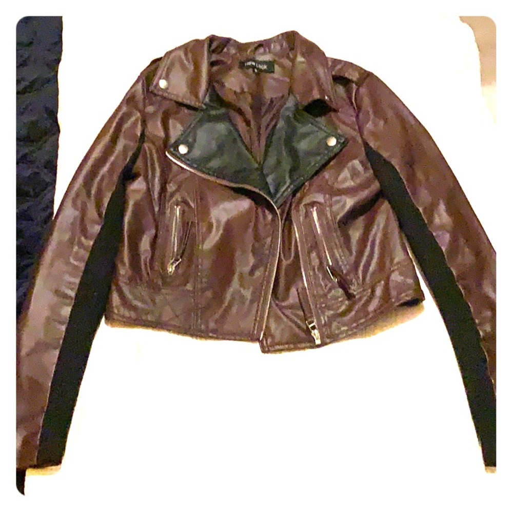 Cute two-tone leather jacket 😻